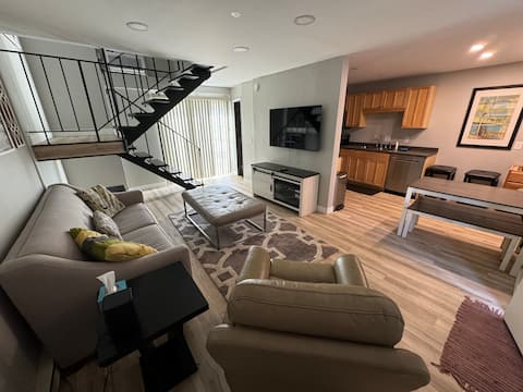 Updated 2 BR 2 BA Townhome Minutes to Airport/Mall