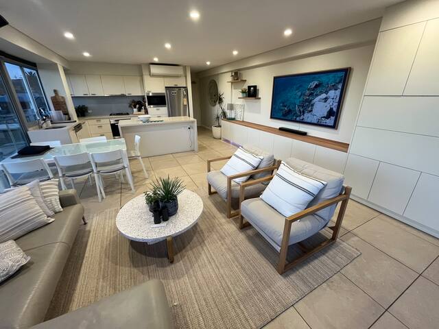 Absolute Manly beachfront direct access & views gallery image 4