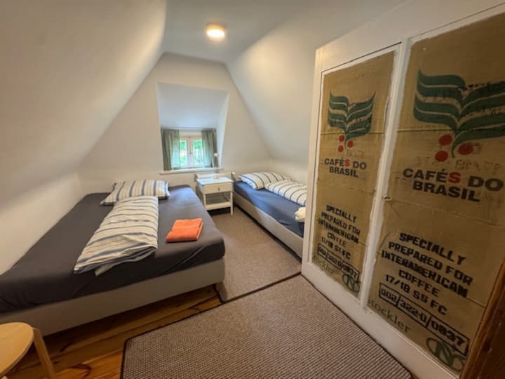  غرفتا نوم وسرير واحد بمقاس كينج 140 × 200 وسرير مفرد 90 × 200 وخزانة ملابس مدمجة