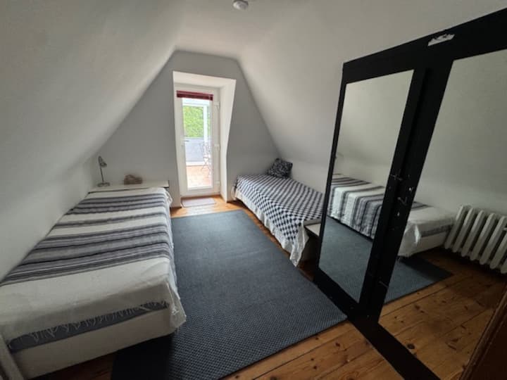 غرفة نوم واحدة كغرفة مرور إلى الحديقة الشتوية، سريران 90 × 200 وخزانة ملابس مدمجة (مرآة)