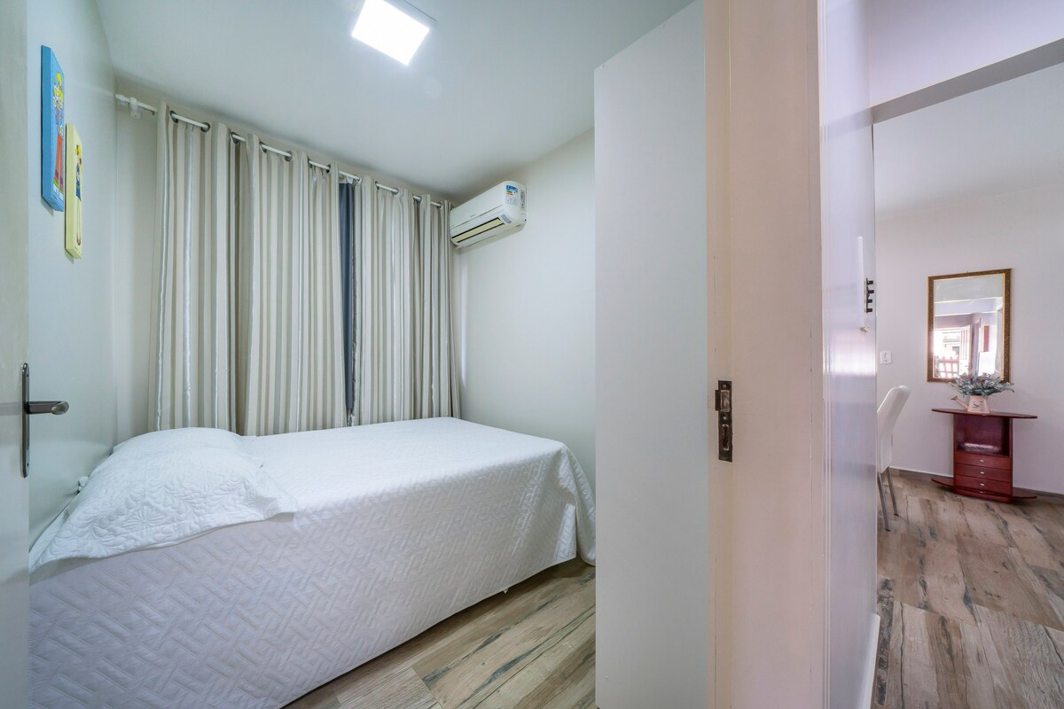 Chambre 2 : lit double et climatisation