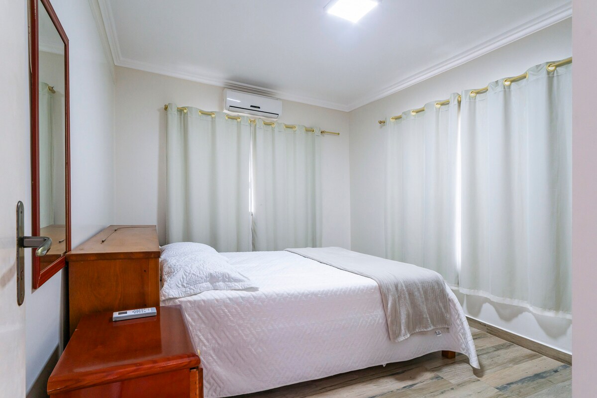 Chambre 1 : lit double et climatisation