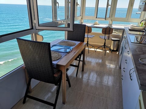 Anuncio de Airbnb popular: PICASSO VIEWPOINT / NEXT TO THE SEA en Campos Elíseos
