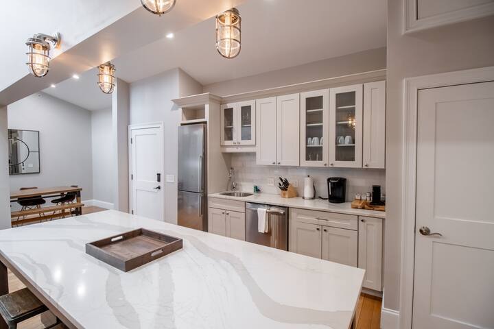 Corner Apt, Open Floor Plan In Downtown Newport gallery image 5