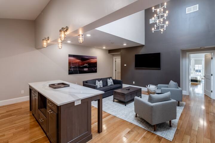 Corner Apt, Open Floor Plan In Downtown Newport gallery image 3