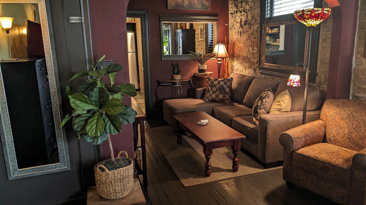 Top performing Airbnb: Classic and Romantic Bungalow - South Suite in Central City