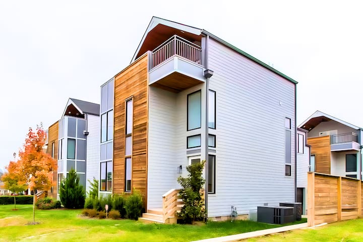 Germantown Retreat | Rooftop View | Modern Comfort