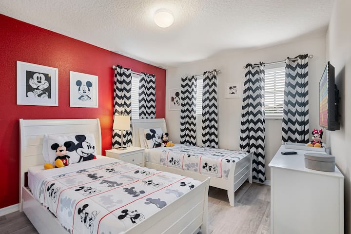 Nuestra suite con temática de Mickey con dos camas individuales es el refugio perfecto para niños.