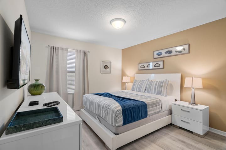 Esta suite en tonos tierra con cama tamaño queen crea un ambiente relajante para que puedas recargar las pilas después de un largo día de exploración.