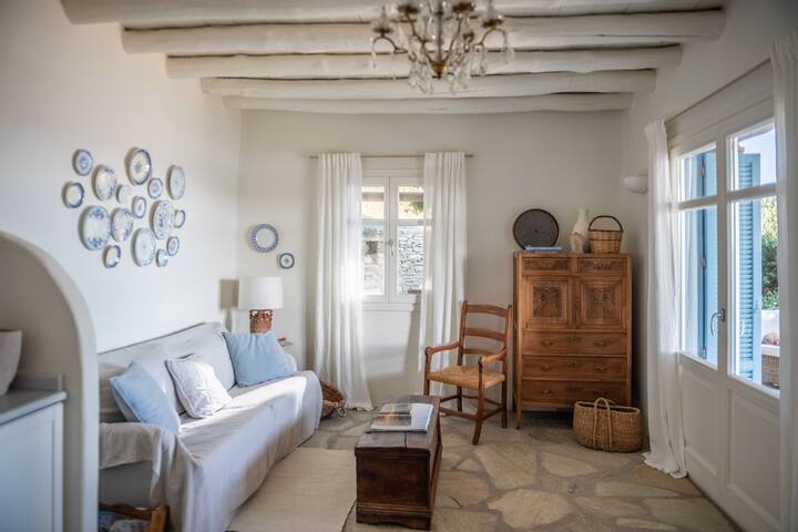 Cottage with private pool and access to the sea gallery image 4