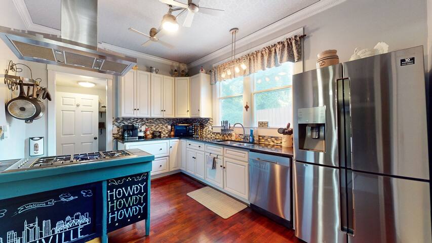 E. Nashville 5 points|Broadway |Walkable|Sleeps 12 gallery image 4