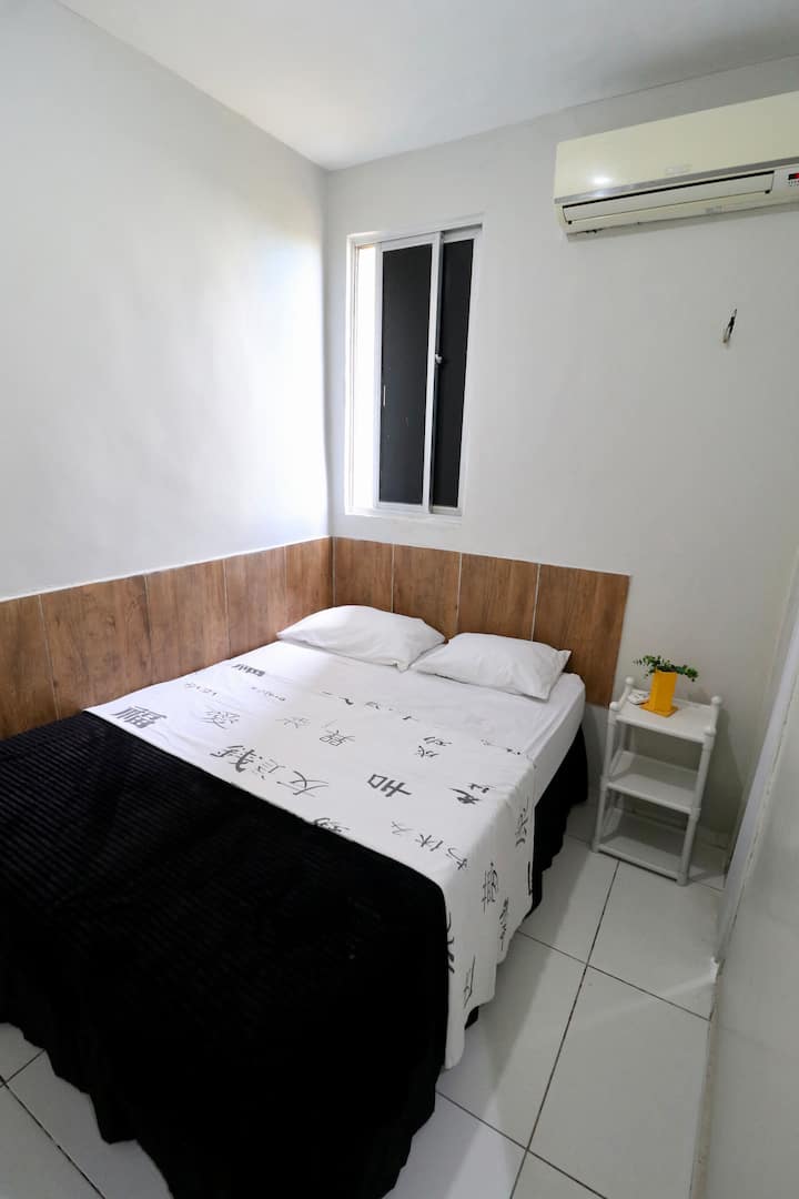 Suite 2 = 1 cama doble, 1 mesa, perchas, aire acondicionado, puf, sábana bajera y sábana individual según el número de personas informadas en Airbnb, que está dispuesto. Las mantas se entregan dobladas en cada habitación y no sobre las camas.