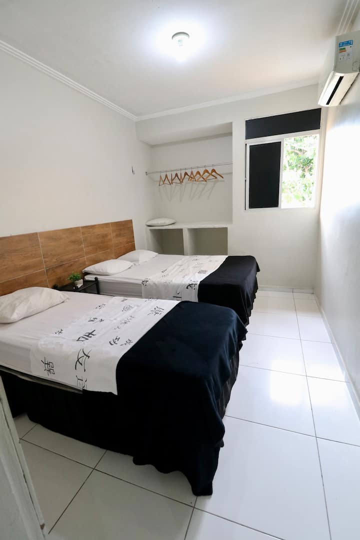 3er dormitorio = 1 cama doble, 1 cama individual, 1 mesa, perchas, aire acondicionado, sábana ajustable y sábana individual según el número de personas informadas en Airbnb, que está organizado. Las mantas se entregan dobladas en cada habitación y no sobre las camas.