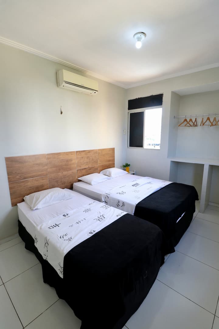 Suite 1 = 1 cama doble, 1 cama individual, 1 mesa, perchas, aire acondicionado, sábana ajustable y sábana individual según el número de personas informadas en Airbnb, que está organizado. Las mantas se entregan dobladas en cada habitación y no sobre las camas.