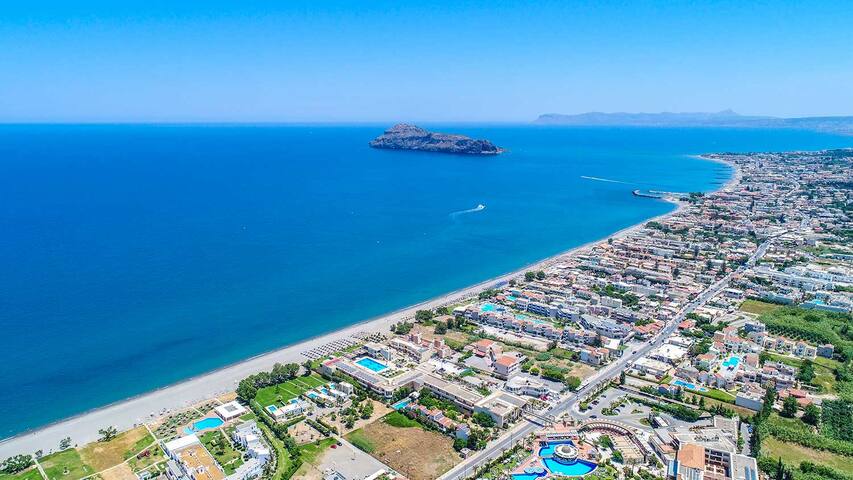 8-Bedroom Estate / 5′ to Beach / 2 Private Pools gallery image 5