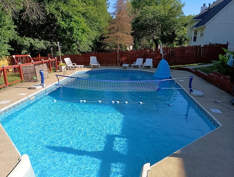 5 level home. Vacation 
Spot. Pool, Sauna, Hot Tub