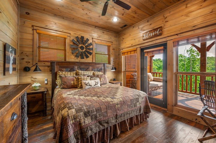 Camera da letto king-size al piano superiore con accesso al ponte.