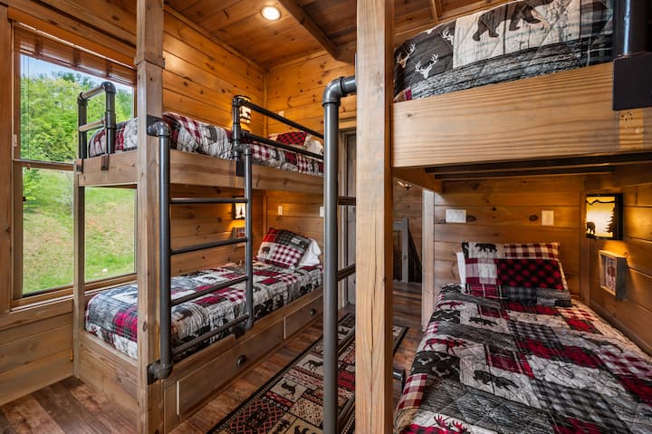 Camera con letto a castello al piano superiore.