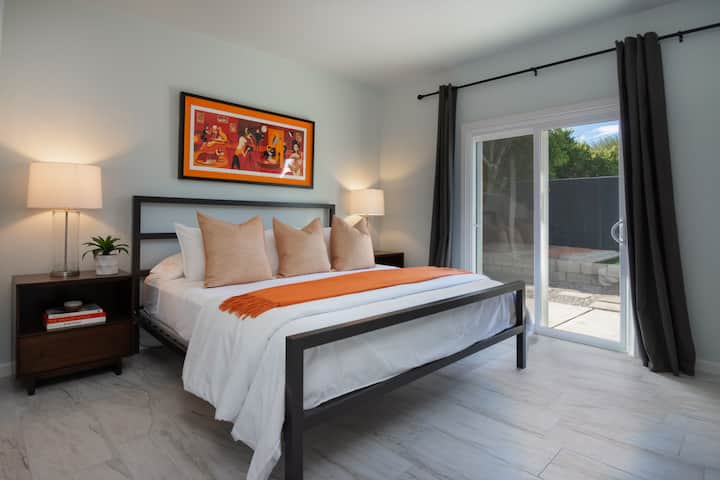 Удобен душек и луксузни чаршафи ве пречекуваат во стилска главна спална соба