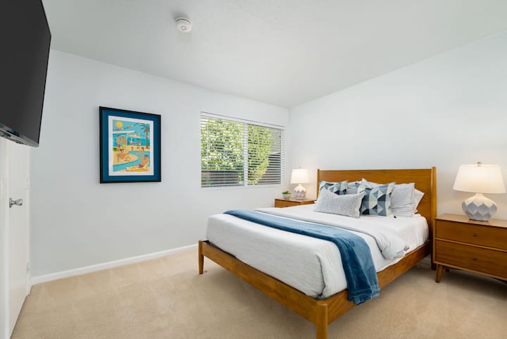 Гостинска соба со оригинални уметнички дела на Шаг, кадифени кревети и луксузна постелнина 