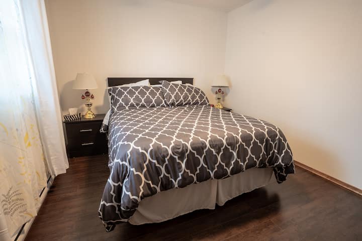 ห้องนอน #2 เป็นห้องนอนขนาดเล็กใน 2 ห้องนอนแต่ยังคงตกแต่งด้วยเตียงควีนไซส์และพื้นที่เก็บของที่คล้ายกัน ห้องพักแต่ละห้องมีการควบคุมอุณหภูมิของตัวเอง