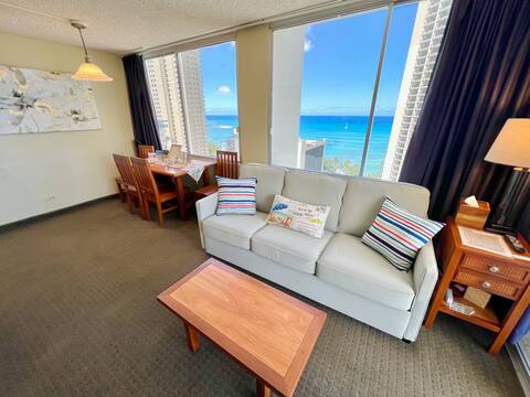 Minutes to Waikiki Beach! High Floor Ocean View