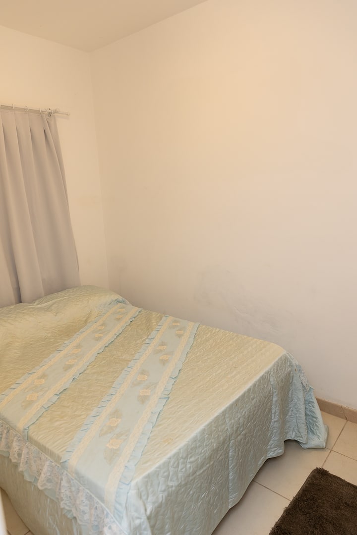 Konditsioneeriga tuba, 1 kaheinimesevoodi, pagasipink ja 2 riiulit tarvikute jaoks.