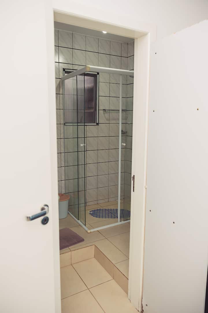 Sviit 1 vannituba - sisaldab tualetti, dušši, kraanikaussi, 80 cm x 80 cm peeglit, fööni, näorätikut, tualettpaberi hoidikut ja prügikasti. Juurdepääsuks on 15 cm pikkune samm.