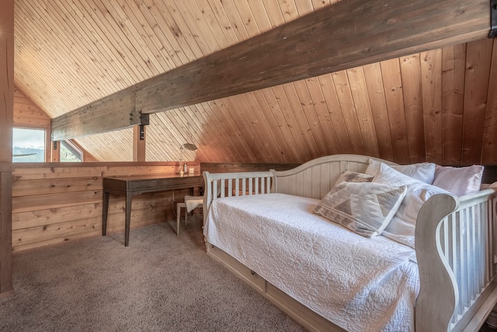 阁楼俯瞰拱形Lving房间的窗户。 有适合任何需要工作的人的书桌、带双脚轮的超大双人沙发床、桌上足球桌、带流媒体的电视、棋盘游戏和DVD