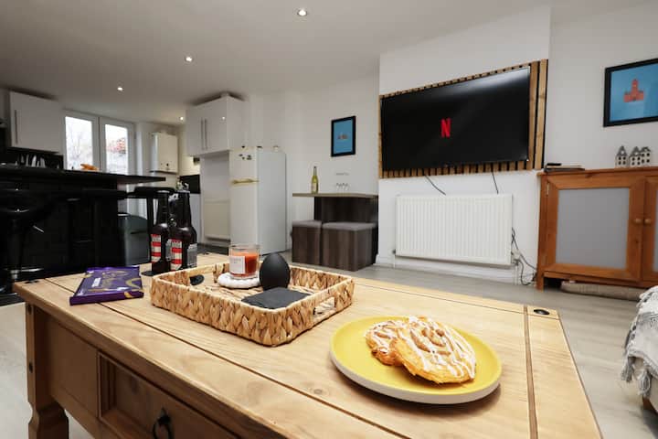 Stylish City Centre Apartment. Free Parking & Wifi - Firing Line Cardiff Castle Museum of the Welsh Soldier