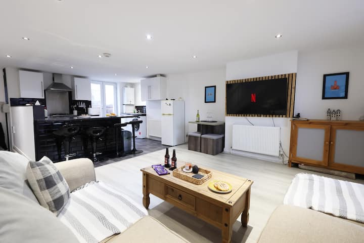 Stylish City Centre Apartment. Free Parking & Wifi - Cardiff University