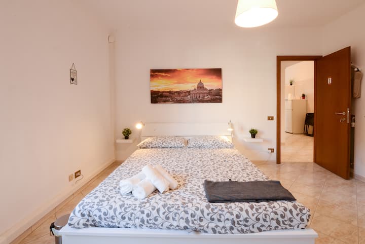 Chumba cha 1 cha kulala kilicho na mfumo wa kupasha joto, kiyoyozi, televisheni mahiri ya inchi 32 na Wi-Fi. 