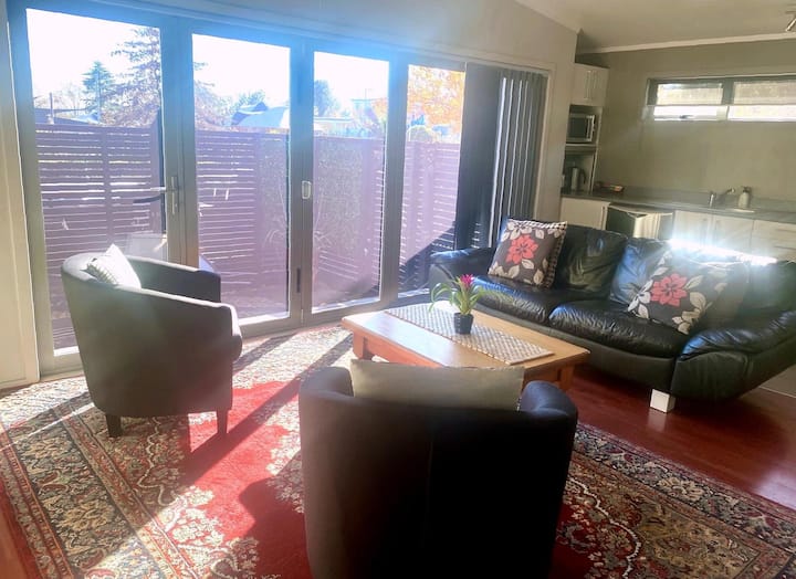 Park Views - Stroll To The Village - Havelock North