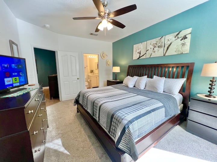 Dormitorio principal con cama tamaño king y baño completo privado