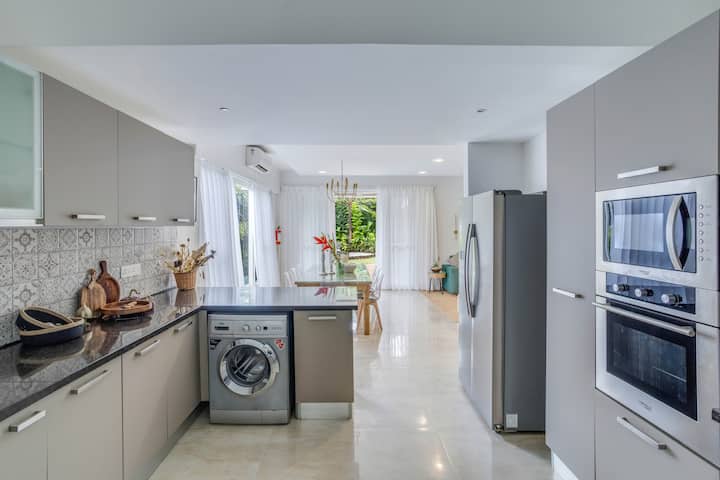 Full kitchen image 2