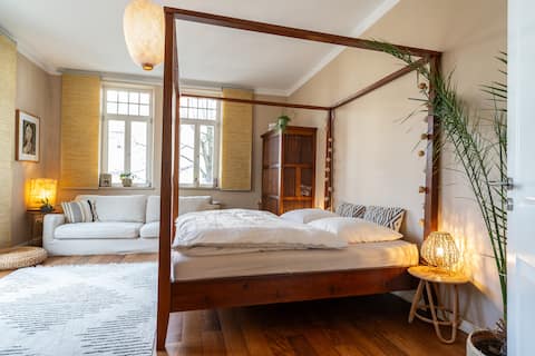 Hole apartment in the beautiful Bismarckviertel
