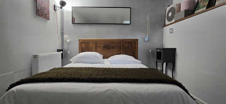 ¡Zona de descanso, es decir, la cama! 
Pequeña burbuja aislada bajo su espacio de estar, en un lugar tranquilo.
Esta habitación no tiene salida, su ventana está en la parte superior de la escalera
La cama mide 140 x 190 cm.
No se permite comida ni bebida en este espacio, gracias :)