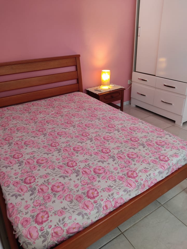 upper floor suite 
standard double bed 
air-conditioning Splinter 
full bathroom
single wardrobe 