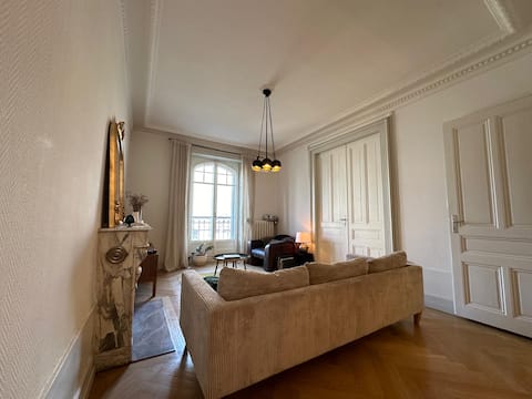 Top Airbnb: Central two-bedroom apartment in Eaux Vives