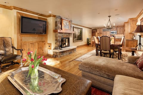 Top performing Airbnb: Pet Friendly & Luxurious 3 Bedroom Aspen Condo in Aspen