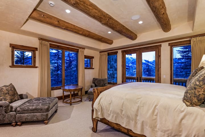 第二主套房，配备2米宽双人床、壁炉、酒吧、步入式衣柜和全功能卫生间