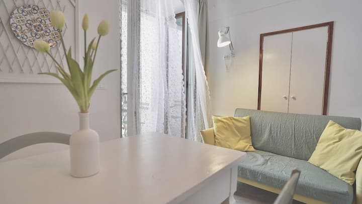 Sebule hai yenye roshani, iliyo na starehe zote, televisheni mahiri, meza ya kulia chakula na kitanda cha sofa.