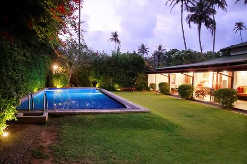 5 bedrooms-sleeps 14. 1 minute to beach. Staffed.