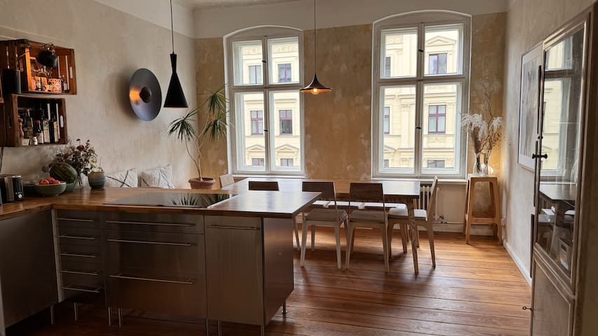 Great Bright Central Place Piano, Cinema & Balcony