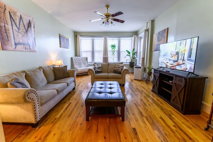 Large Apt -2 Showers w/Parking, 25 min to Midtown