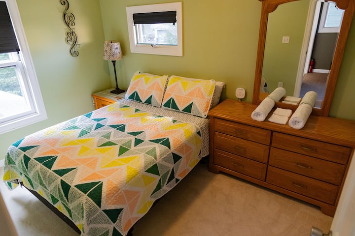 Kitanda chenye ukubwa kamili, mashuka 100% ya pamba, vivuli vyeusi.  
Haijaonyeshwa: AC ya dirisha kwa ajili ya nyongeza ya ziada kwenye usiku wenye joto. 