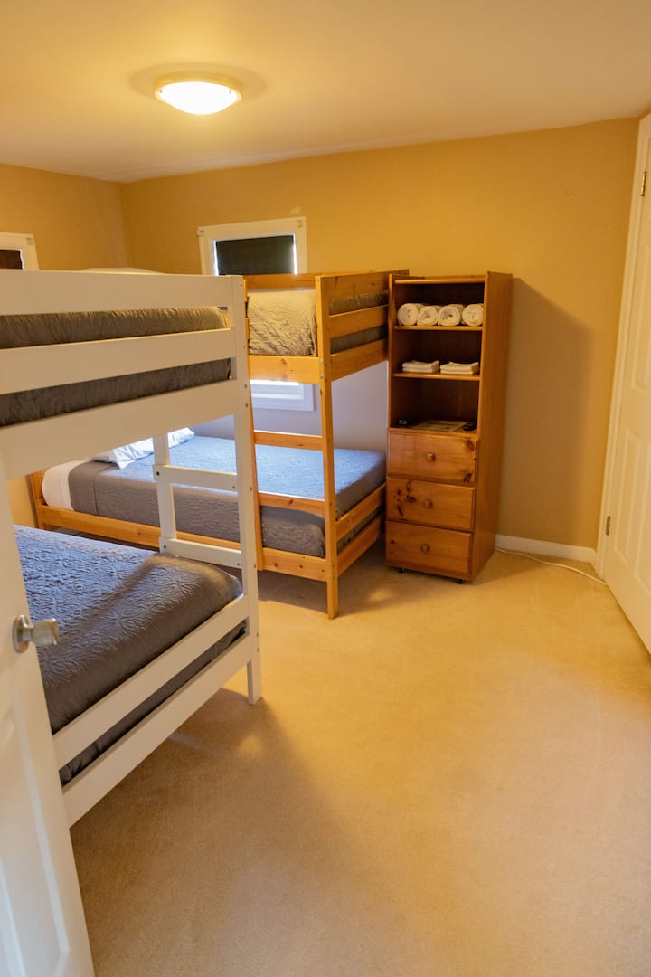 Seti 2 za vitanda viwili vya ghorofa vilivyo na godoro la nectar na mashuka 100% ya pamba.  
Haijaonyeshwa: AC ya dirisha kwa ajili ya nyongeza ya ziada kwenye usiku wenye joto. 