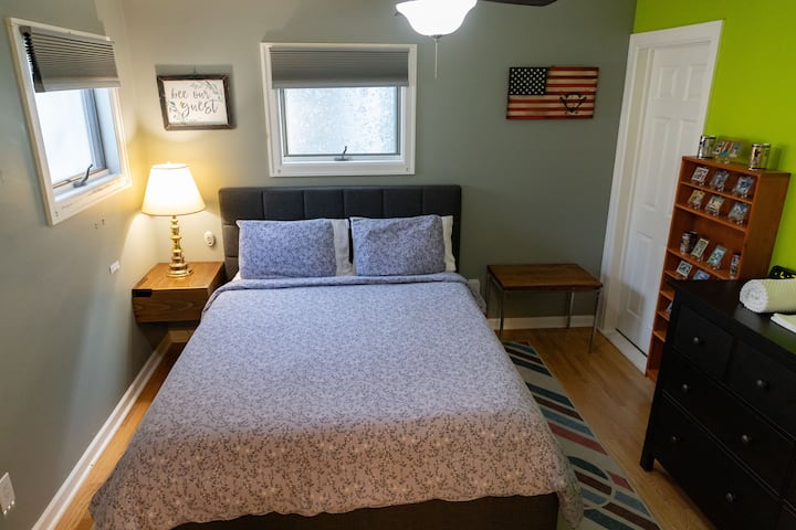 Chumba kikuu cha kulala cha ghorofa ya 1 kilicho na bafu kamili. Godoro la zambarau, mashuka 100% ya pamba, feni ya dari na vivuli 90% vya kuzuia jua. 