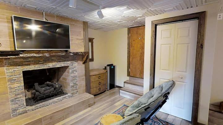Nestled in the apartment under the Cabin is the fantastic "Rock Room".  Indulge in the luxurious sheets and relaxing mattress while being warmed by the gas fireplace and watching ROKU TV.