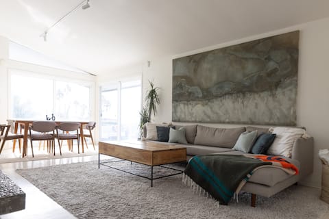 Top Airbnb: Mid-Century Modern Beach House in Laguna Beach